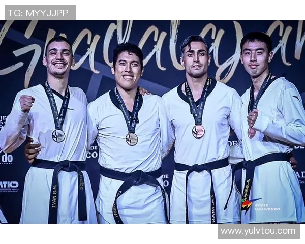 中国跆拳道选手夺世锦赛金牌 教练组泪洒赛场见证历史时刻 中国跆拳道选手夺世锦赛金牌 教练组泪洒赛场见证历史时刻