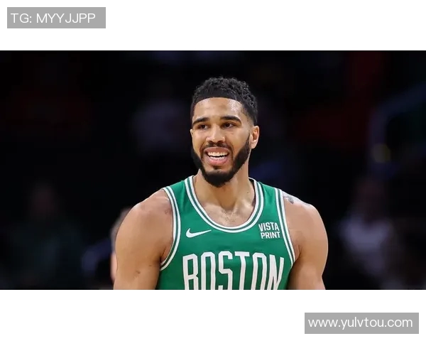 塔图姆赛场小动作引发广泛热议 球迷媒体纷纷讨论其真实用意