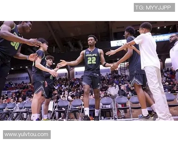 昔日恩怨再燃选秀新星与老队友赛场再度碰面引发激烈对决 昔日恩怨再燃选秀新星与老队友赛场再度碰面引发激烈对决