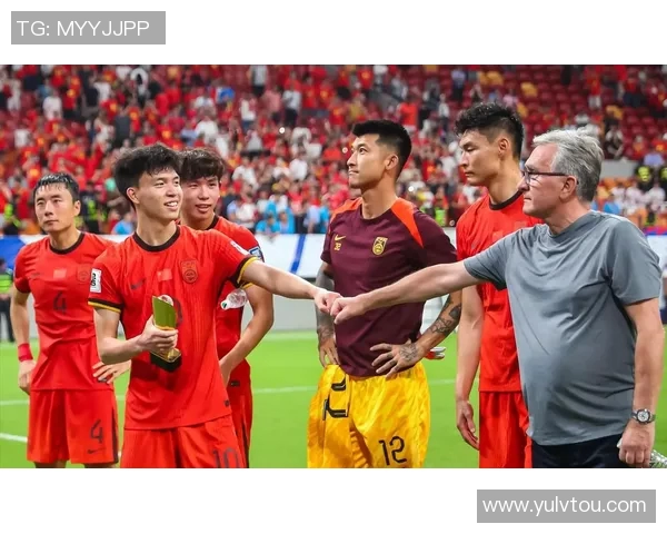 国足主帅亲自下基层选拔新人 引发现场热烈围观与关注